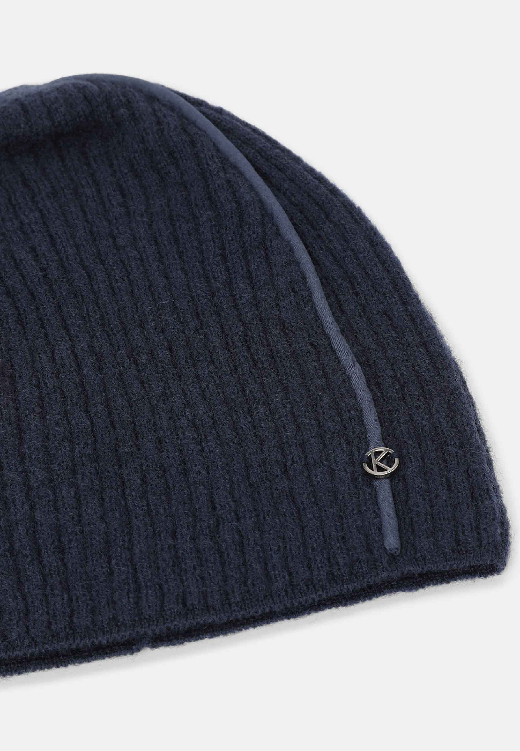 Dunkelblaue Strickmütze mit feiner Rippstruktur und kleinem Logo-Emblem