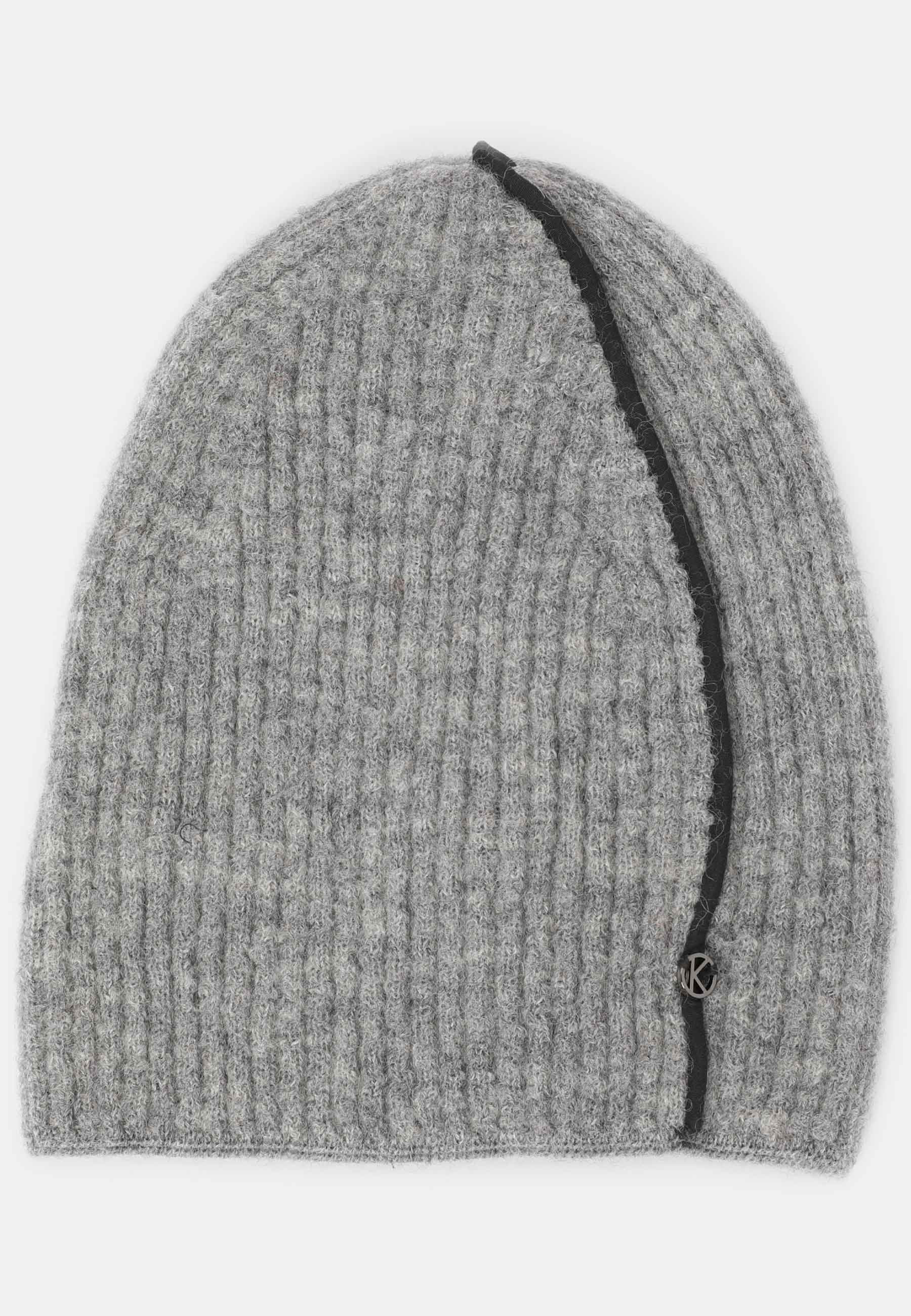 Graue Strickmütze mit einem schwarzen Streifen und geripptem Muster